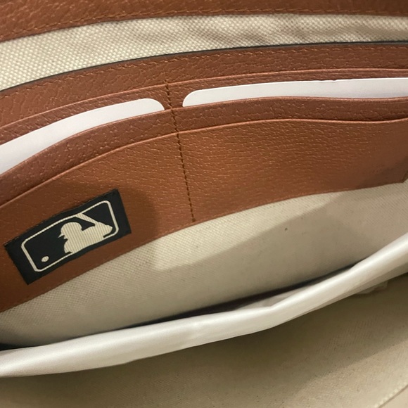 Gucci NY Yankees Patch Pouch Unisex - Picture 10 of 12